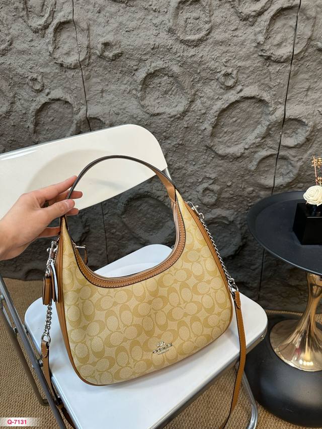 Size: 29 17Cm 蔻驰coach 新品又美出新高度了， 腋下包 这个小可爱， 简直不要太可爱了， 很适合春天配小裙子穿的包包！