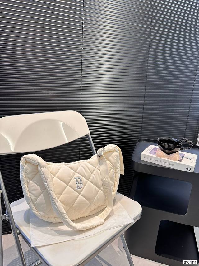 Mlb腋下包 这是一只很完美的包~ 性价比高、非常百搭,而且实用性很强。 Hobo 型的包身,自带一种高级的现代感。平时背它也蛮轻松 休闲的,正式场合背也很ok Mlb腋下包 这是一只很完美的包~ 性价比高、非常百搭,而且实用性很强。 Hobo 型的包身,自带一种高级的现代感。平时背它也蛮轻松 休闲的,正式场合背也很ok