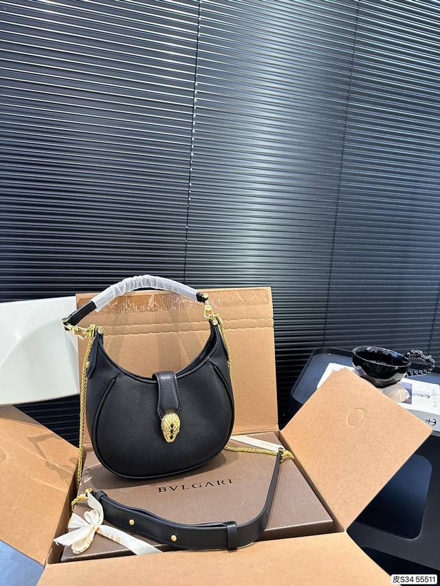 配飞机盒折叠盒子 宝格丽劲爆款!腋下手提包,众多明星同款,包包小巧圆润饱满,标志性的蛇头扣点缀玛瑙石,包身拿在手里超级有质感,真是气质无敌了,分享给你们,不能我 配飞机盒折叠盒子 宝格丽劲爆款!腋下手提包,众多明星同款,包包小巧圆润饱满,标志性的蛇头扣点缀玛瑙石,包身拿在手里超级有质感,真是气质无敌了,分享给你们,不能我