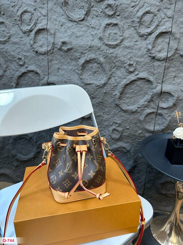 配折叠盒 Lv Mini小水桶包 老花nano系列最夯超迷你水桶包！这只几乎身边朋友人手一只，太q做工极精致，各种高大上细节真心要捶地推！抓紧！ 尺寸：14 1