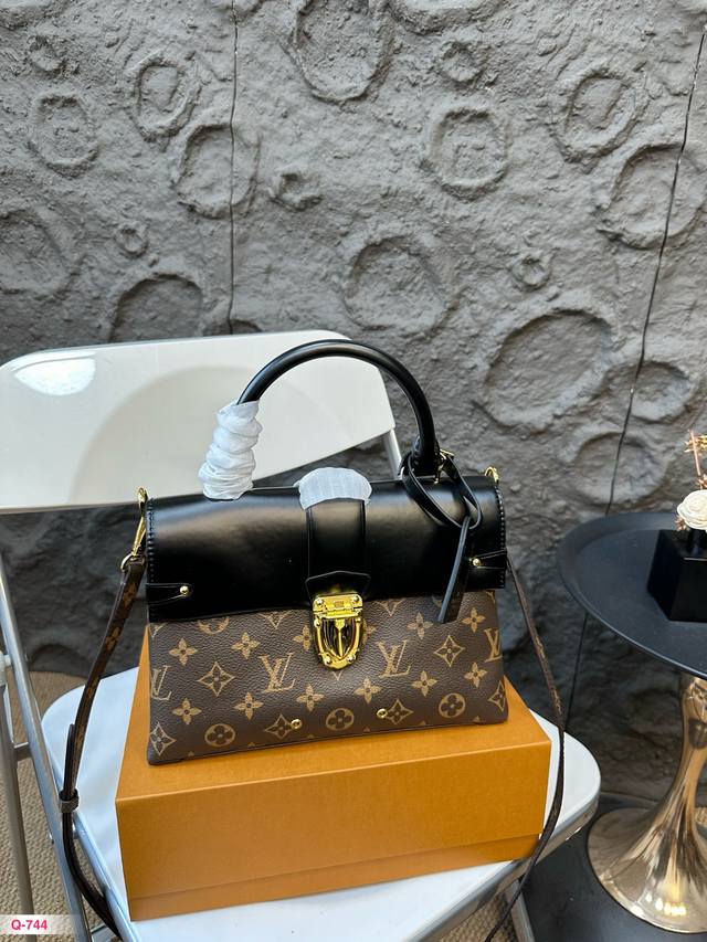 配折叠盒 超爱的一款lv 老花邮差包！ 邮差包真的万万能百搭 无论日常还是通勤还是约会都很 呀 这只onehandle 中号黑牛皮配经典老花 对小个子很友好我背