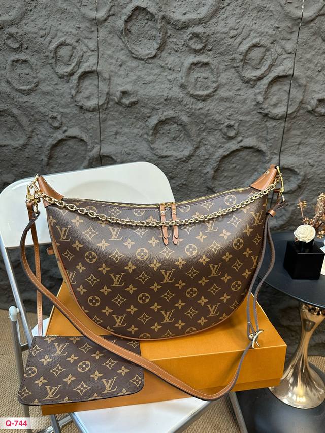 配折叠盒 Lv月亮包 豌豆包一眼沦陷这款月亮包真的是一眼爱上，可时尚可复古 可休闲！而且好多种背法皮质真的特别软要入的姐妹真的别错过这款，直接冲 尺寸38.24