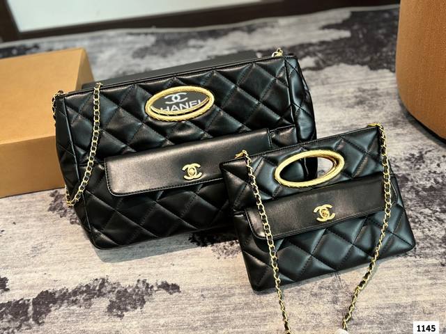 折叠盒子 羊皮香奈儿晚宴包 Chanel 24B黑金晚宴手提包 真的太赞啦黑金搭配永远经典，包身菱格纹的设计，配有一个双c转锁固定的前袋，还配有皮穿链的经典设计