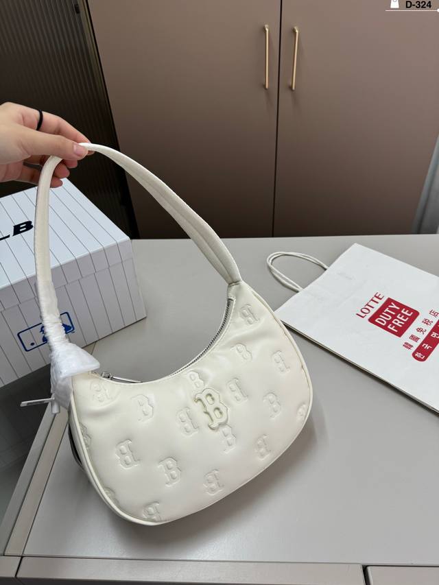 Mlb男女腋下包情侣款明星同款新款 网红百搭 腋下包 斜挎包 它会给你的穿搭加点缀 相得益彰 D-324尺寸24.6.14配盒 Mlb男女腋下包情侣款明星同款新款 网红百搭 腋下包 斜挎包 它会给你的穿搭加点缀 相得益彰 D-324尺寸24.6.14配盒