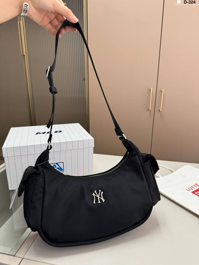 Mlb 机车包腋下包 Hobo 型的包身,自带一种高级的现代感。平时背也蛮休闲的,正式场合背也很ok D-324尺寸25.8.14配盒 Mlb 机车包腋下包 Hobo 型的包身,自带一种高级的现代感。平时背也蛮休闲的,正式场合背也很ok D-324尺寸25.8.14配盒