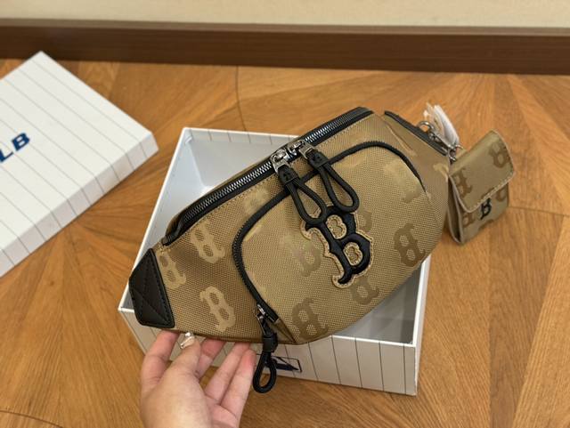 配盒 Size:22.14Cm Mlb腰包 又美又a的腰包! Mlb更加适合春夏 Ny很是清爽! 配盒 Size:22.14Cm Mlb腰包 又美又a的腰包! Mlb更加适合春夏 Ny很是清爽!