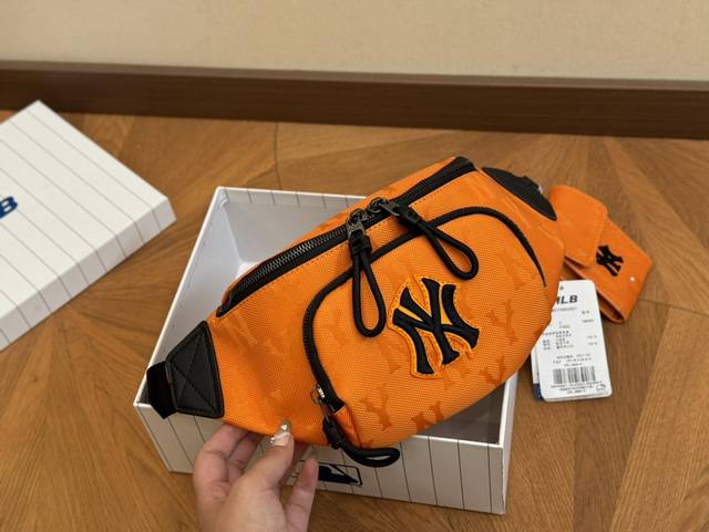 配盒 Size:22.14Cm Mlb腰包 又美又a的腰包! Mlb更加适合春夏 Ny很是清爽! 配盒 Size:22.14Cm Mlb腰包 又美又a的腰包! Mlb更加适合春夏 Ny很是清爽!