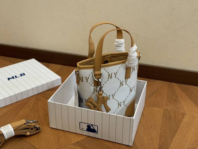 Size:18*21Cm Mlb 人气爆款 迷你托特包 又可以买包包啦! 最新颜色哦! Size:18*21Cm Mlb 人气爆款 迷你托特包 又可以买包包啦! 最新颜色哦!