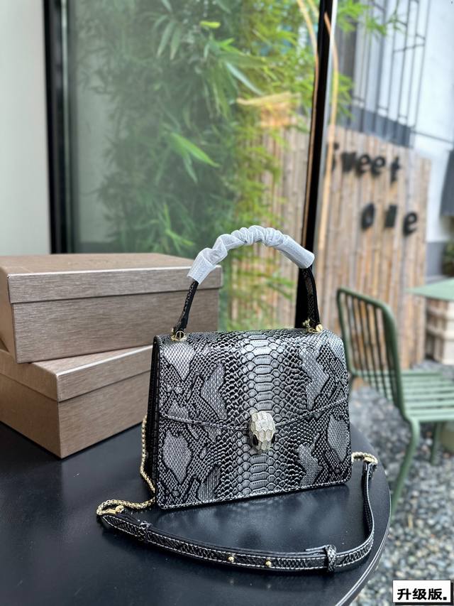 配礼盒 宝格丽bvlgari, 一定要链条 手提宝格丽的喜马拉雅包 性价比超高的稀有皮 喜马拉雅蜥蜴皮 容量很大 走在路上你就是主角 尺寸21.16Cm 配礼盒 宝格丽bvlgari, 一定要链条 手提宝格丽的喜马拉雅包 性价比超高的稀有皮 喜马拉雅蜥蜴皮 容量很大 走在路上你就是主角 尺寸21.16Cm