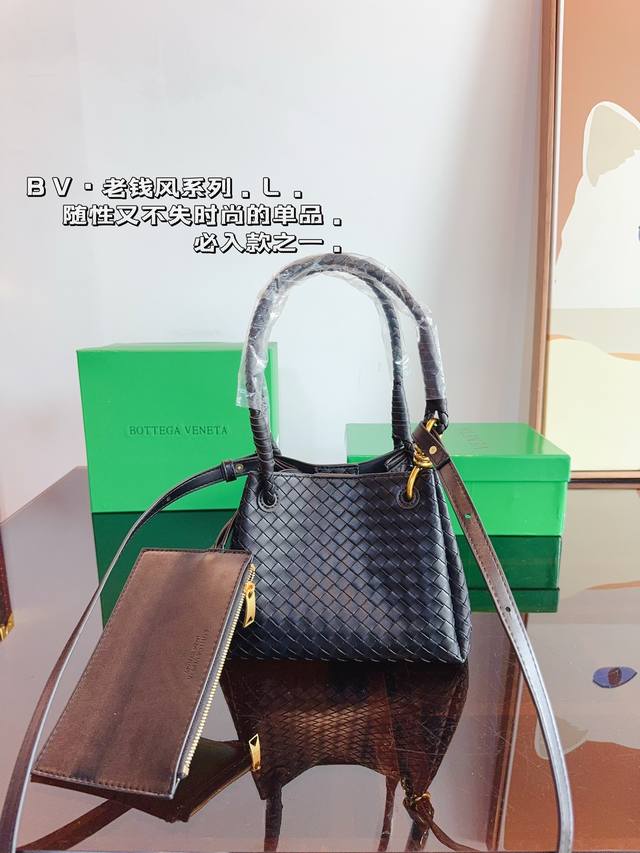 配礼盒 Bottega Veneta 适合春夏秋冬的季节 Bv高级 Cassette手袋 编织手提包 新款,简洁的线条,柔软的包身,并且相当实用,街头巷尾它的身 配礼盒 Bottega Veneta 适合春夏秋冬的季节 Bv高级 Cassette手袋 编织手提包 新款,简洁的线条,柔软的包身,并且相当实用,街头巷尾它的身