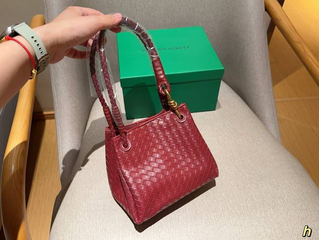 Bv葆蝶家 新款编织降落伞包包 尺寸19×16×11 礼盒包装 Bv葆蝶家 新款编织降落伞包包 尺寸19×16×11 礼盒包装