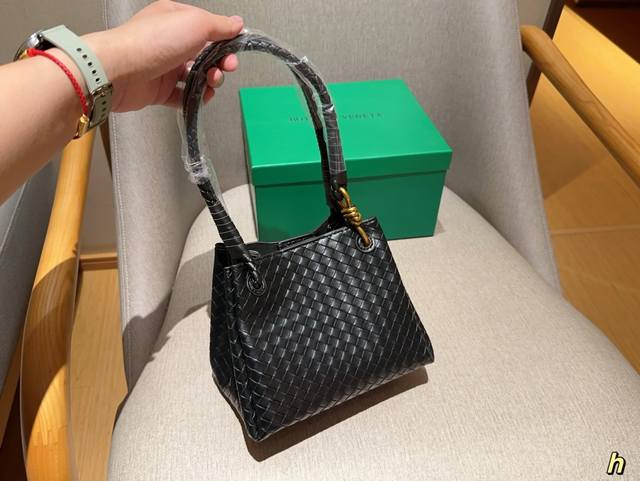 Bv葆蝶家 新款编织降落伞包包 尺寸19×16×11 礼盒包装 Bv葆蝶家 新款编织降落伞包包 尺寸19×16×11 礼盒包装