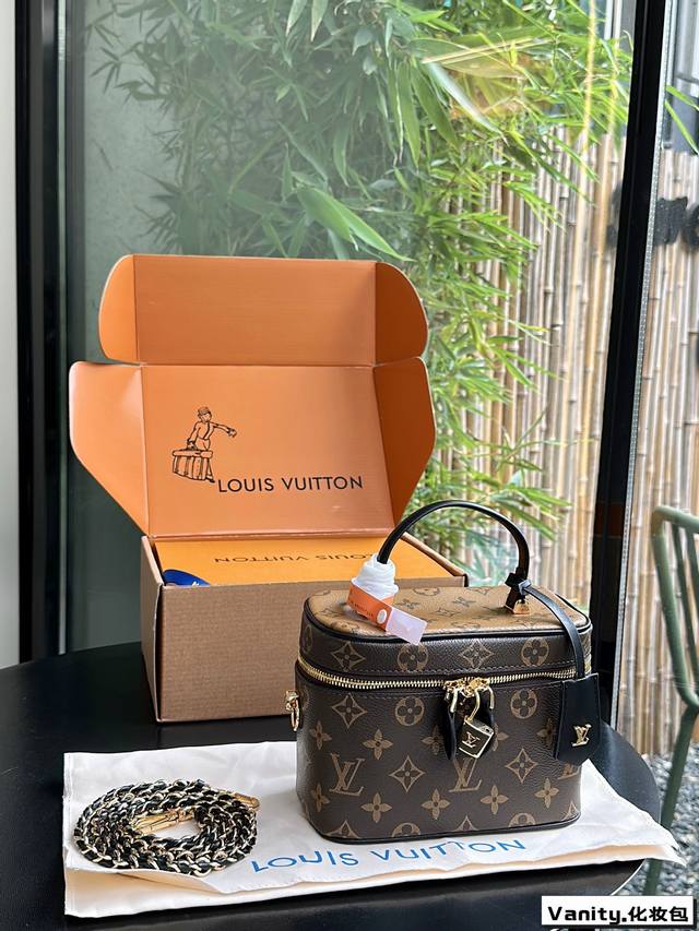 飞机盒折叠盒 原版来啦 Lv Nice Vanity化妆包 包包顶部选用深浅不一的色调增加层次感 特别是老花真香 这秀款化妆包可爱又能装~手拎斜挎都很好看，足以 - 点击图像关闭