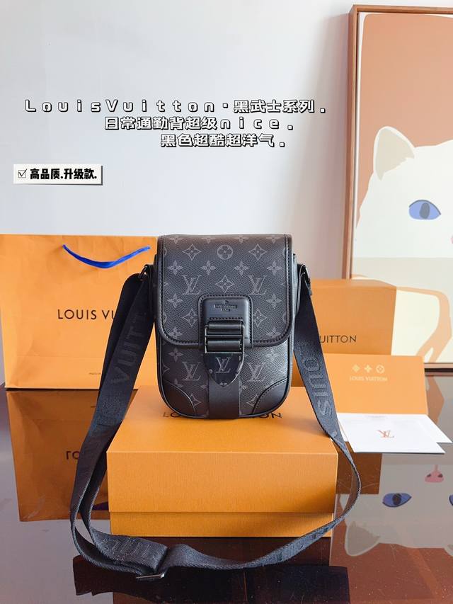 配礼盒 Lv 路易威登2024男士s-Lock 老花斜挎差包手机包 新品 绝绝子了 男士小包 手机包斜挎包背上就是那纯纯帅气男孩 尺寸：16*7*23Cm