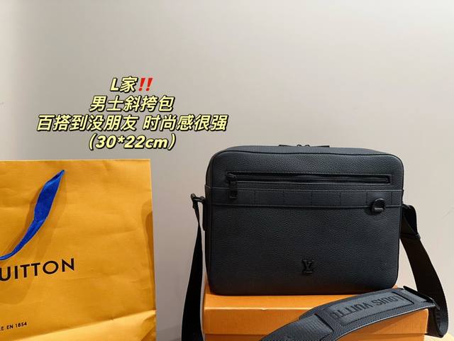 配盒尺寸30.22 Lv 男士斜挎包 男生日常休闲搭配的理想选择～ 实用又百搭，小小的身体大大的空间 非常适合放随身物品~ 面料耐磨耐刮蹭，适合男生大大咧咧的性