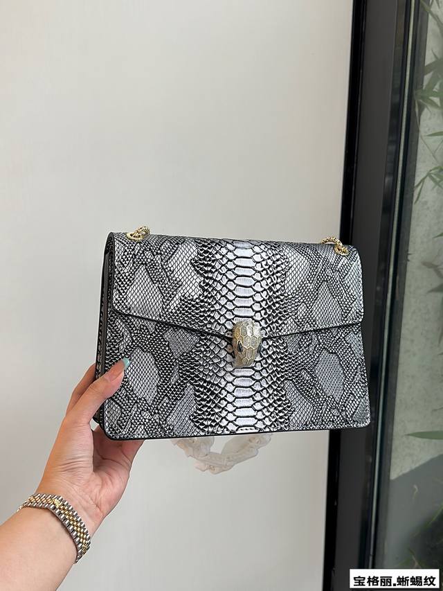 配礼盒 宝格丽bvlgari, 一定要链条 手提宝格丽的喜马拉雅包 性价比超高的稀有皮 喜马拉雅蜥蜴皮蛇头包 容量很大 走在路上你就是主角 尺寸25.16Cm 配礼盒 宝格丽bvlgari, 一定要链条 手提宝格丽的喜马拉雅包 性价比超高的稀有皮 喜马拉雅蜥蜴皮蛇头包 容量很大 走在路上你就是主角 尺寸25.16Cm