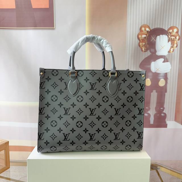 配折叠礼盒 尺寸：34*27 Lv 路易威登 Onthego系列 托特包 新配色丛林包 哇咔咔太喜欢了 真是惊艳到我了、包包挺括 很能装 整体而言 非常实用 又