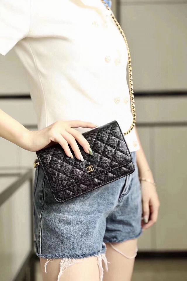 颜色 黑尺寸 20X14鱼子酱牛皮球纹香奈儿woc经典发财包 可斜挎单肩,链条可收入包内作为手包使用上身后超显大气.包内有卡位,拉链位,背部带兜,零钱位,小巧实 颜色 黑尺寸 20X14鱼子酱牛皮球纹香奈儿woc经典发财包 可斜挎单肩,链条可收入包内作为手包使用上身后超显大气.包内有卡位,拉链位,背部带兜,零钱位,小巧实