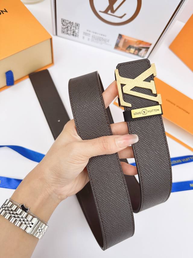 皮带：Lv..路易..原单 腰带：百分百头层牛皮，保证真皮。24K纯钢扣双面可用专柜同等质量， 送人自用首选 包装： 请认准如图专柜包装，赠送打孔器，银联发票， - 点击图像关闭