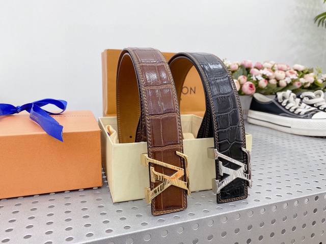 品牌:Lv 路易威登 尺寸:3.8Mm 正品尺寸 五金材质:精品纯钢扣，真空电镀，正品开版 带身材质:以天然小牛皮搭配路易威登特色设计元素lv Pyramide