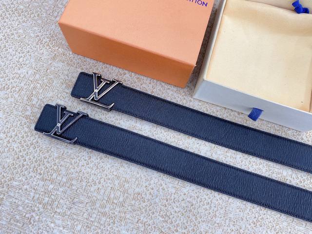 路易威登 这也太高级了全新扣头与荔枝纹牛皮搭配的完美至极！ 很复古很vintage 一眼就爱上了。 带身宽度3.8厘米 扣头金色与银色 超级百搭 成功男士首选