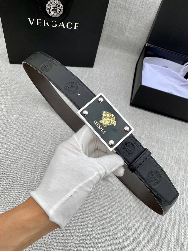 宽度3.5Cm Versace范思哲 此款平纹小牛皮腰带饰有一枚几何形状的希腊回纹搭扣，可搭配正装或休闲装。