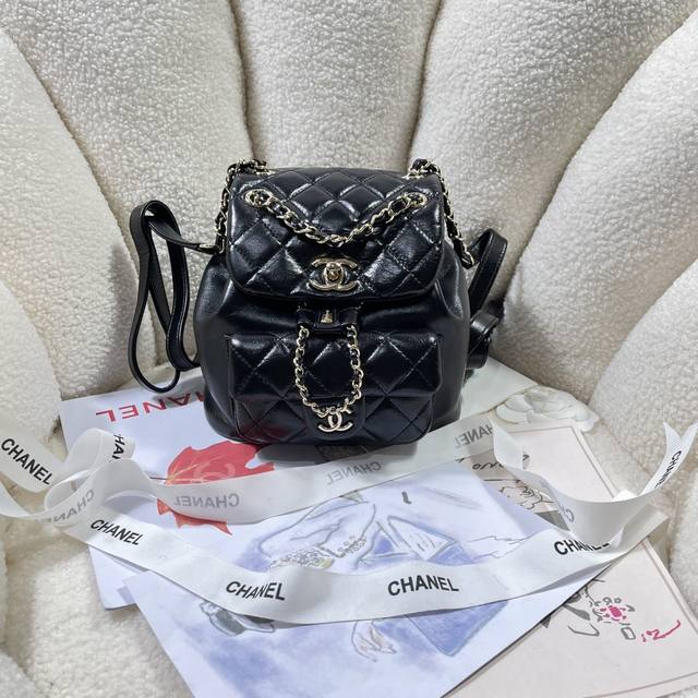 颜色：牛皮克色 新款现货！2908 22K Duma双肩小背包 女款背包 一眼爱上这个小牛皮，这个白不用担心了，耐脏喔！容量超感人～夏天的花洋装搭这个一定无敌仙