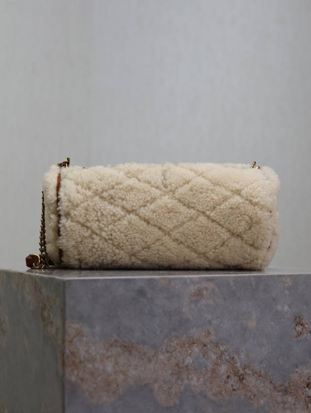 正品级 羊羔毛款 Sade_圆筒包 小仙女们一定要入手这款圆筒包 迷你圆管手袋虽然小，但它容量还是非常可观，亲测手机及日常小物件都能轻松收纳，有颜有内涵！全包采