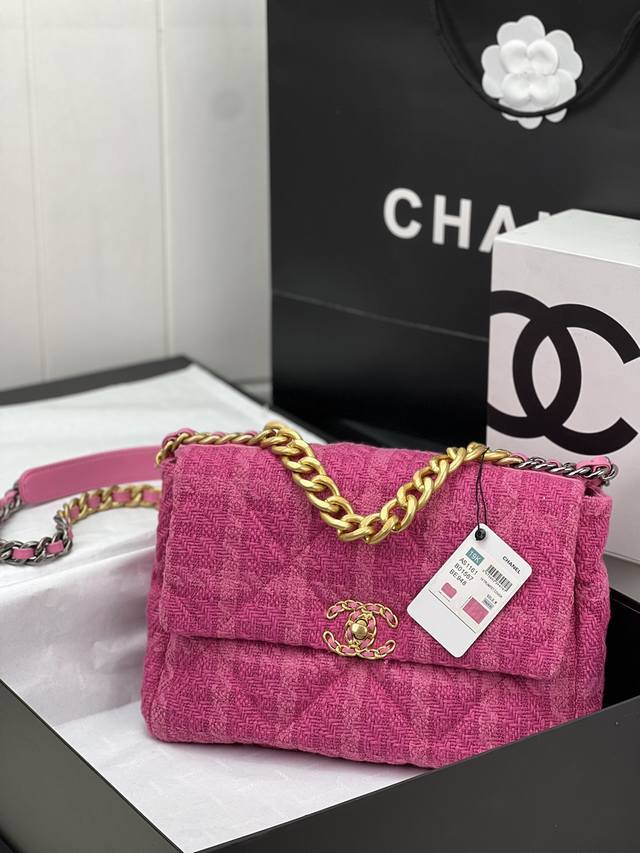 Chanel ：：型号as1161#：小号1160#：尺寸：30Cm：小号26Cm：年新色：秋冬款，绒布系列：这款包简直是小香一切经典元素的结合，小香迷菱格纹、