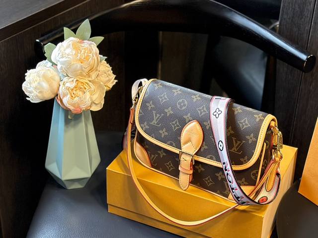 折叠礼盒 Lv 法棍包 邮差包 翻盖手袋，网红爆款 这款邮差包真是太有味道了 浓浓的复古风情 的精髓体现的淋漓尽致 挺括明快的线条与丰富的经典设计细节彰显独特魅