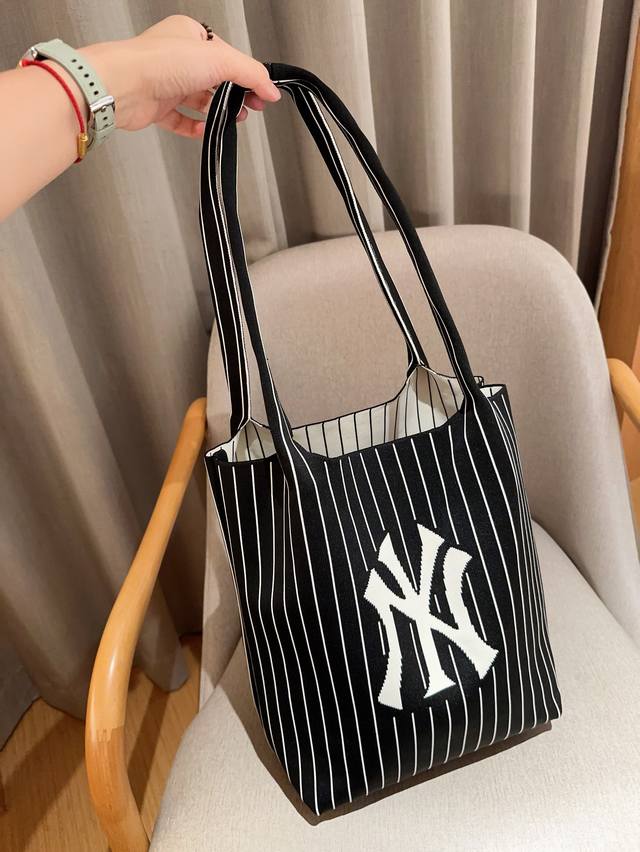 无盒 Mlb Ny新款针织托特包tote 尺寸28×35×14 无盒 Mlb Ny新款针织托特包tote 尺寸28×35×14