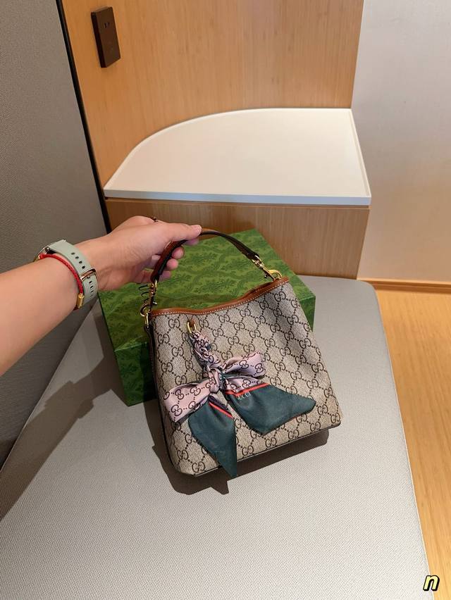 配送丝巾 古奇gucci Gg Emblem系列老花水桶包 尺寸20×19×9 礼盒包装