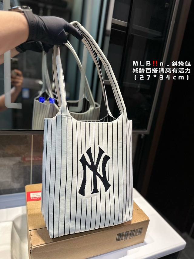 Mlb 单肩包 质感很高级 容量超级大也很耐用 日常出街背它回头率百分百 就是这种随性慵懒感尺寸27.34 Mlb 单肩包 质感很高级 容量超级大也很耐用 日常出街背它回头率百分百 就是这种随性慵懒感尺寸27.34