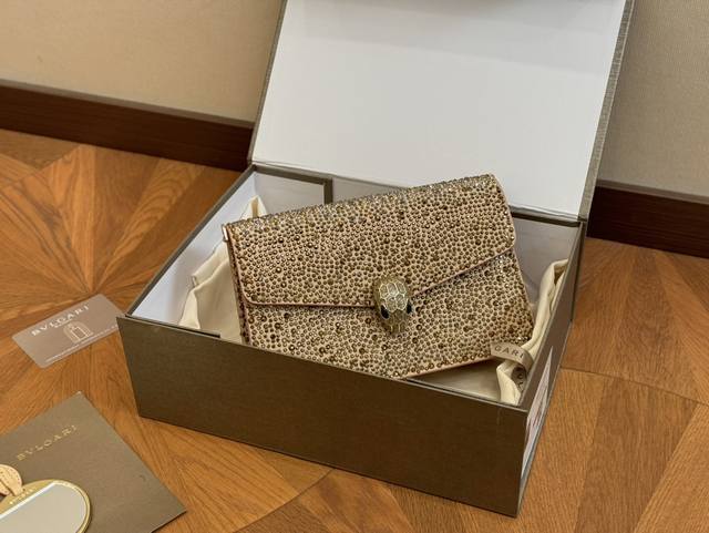 配折叠盒 Size:22.14Cm 宝格丽 经典 牛皮品质 进口蛇头五金扣 好质感巨百搭 蛇骨链条 配折叠盒 Size:22.14Cm 宝格丽 经典 牛皮品质 进口蛇头五金扣 好质感巨百搭 蛇骨链条