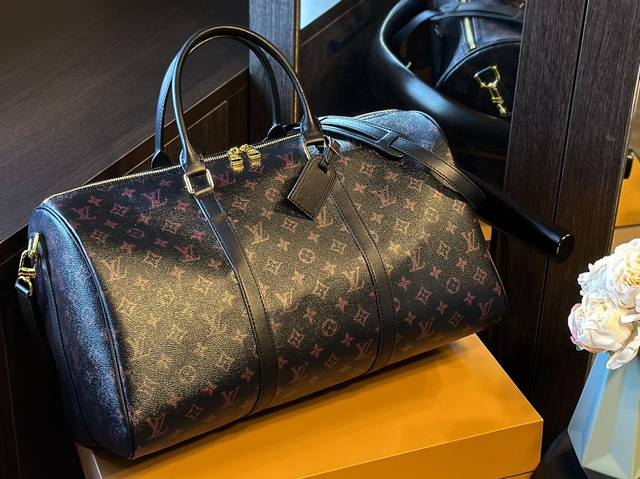 Lv 旅行袋 机场旅行包来咯lv专柜同款旅行包 范冰冰 杨幂 刘涛各路大牌明星同款我有自留一直在用每个摩登旅者 都要拥有一只帅气能装的旅行袋 时尚爆发款火热来袭