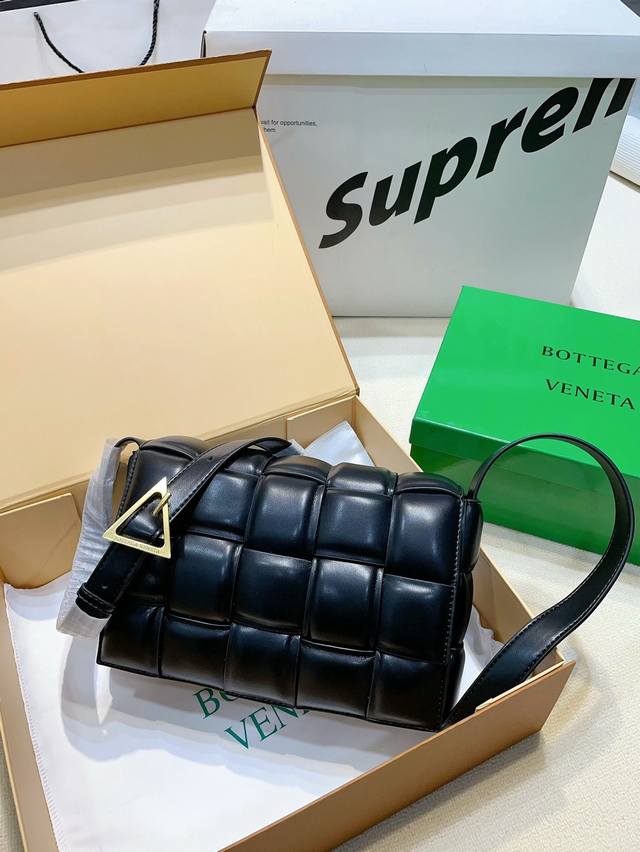 配盒 Size:26*18Cm Bottega Veneta Cassette Bv 枕头包! 海绵宝宝! 细腻光滑 最重要是整个包的蓬度, 每个方块必须做到圆 配盒 Size:26*18Cm Bottega Veneta Cassette Bv 枕头包! 海绵宝宝! 细腻光滑 最重要是整个包的蓬度, 每个方块必须做到圆