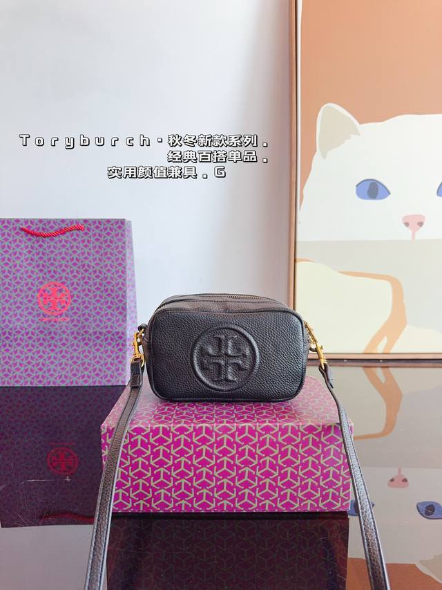 配礼盒. Tb T Monogram 相机包 颜色高级，精致秀气！ 真的超舒服！ 气质满分！ 尺寸：16*7*10Cm