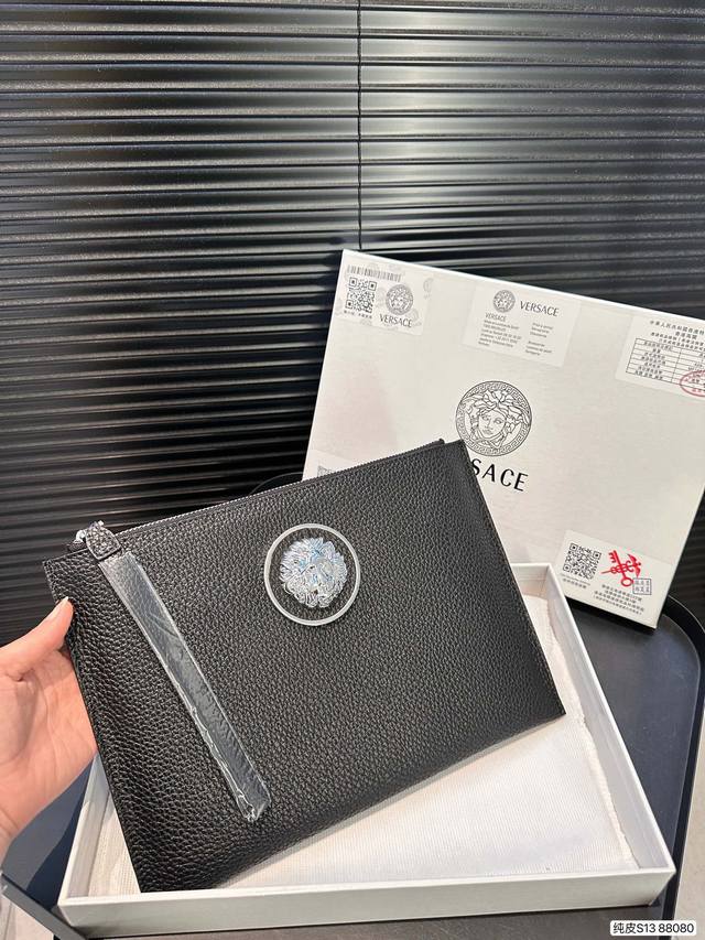 福利 配盒子 原单纯皮范思哲手包成功男士必备单品 ,头层牛皮材质细腻有光泽简单的纹路低调又不失质感,出门,上班,应酬都能用,非常成稳又带有一点小小的sexy 手 福利 配盒子 原单纯皮范思哲手包成功男士必备单品 ,头层牛皮材质细腻有光泽简单的纹路低调又不失质感,出门,上班,应酬都能用,非常成稳又带有一点小小的sexy 手