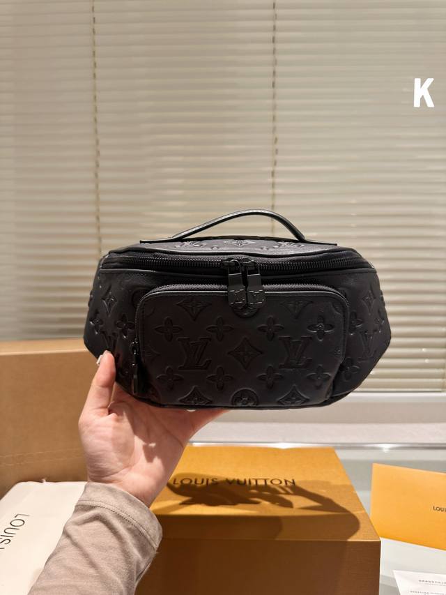 牛皮版本 Lv 胸包送男朋友专属酷酷酷! 此款discovery 腰包由 Monogram Eclipse帆布制成,兼具休闲时尚气质与现代功能性。造型符合人体工 牛皮版本 Lv 胸包送男朋友专属酷酷酷! 此款discovery 腰包由 Monogram Eclipse帆布制成,兼具休闲时尚气质与现代功能性。造型符合人体工