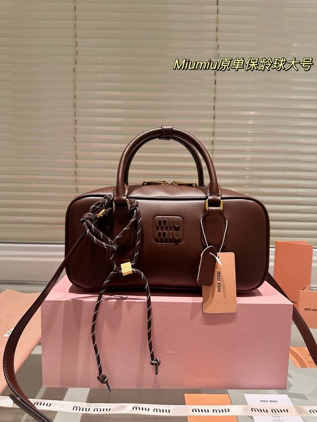 原单大号 Miumiu-Softy Padded 配挂件 新款 Softy Padded 手袋是对经典 Bauletto 造型的重新诠释,其简洁利落的剪裁彰显出 原单大号 Miumiu-Softy Padded 配挂件 新款 Softy Padded 手袋是对经典 Bauletto 造型的重新诠释,其简洁利落的剪裁彰显出