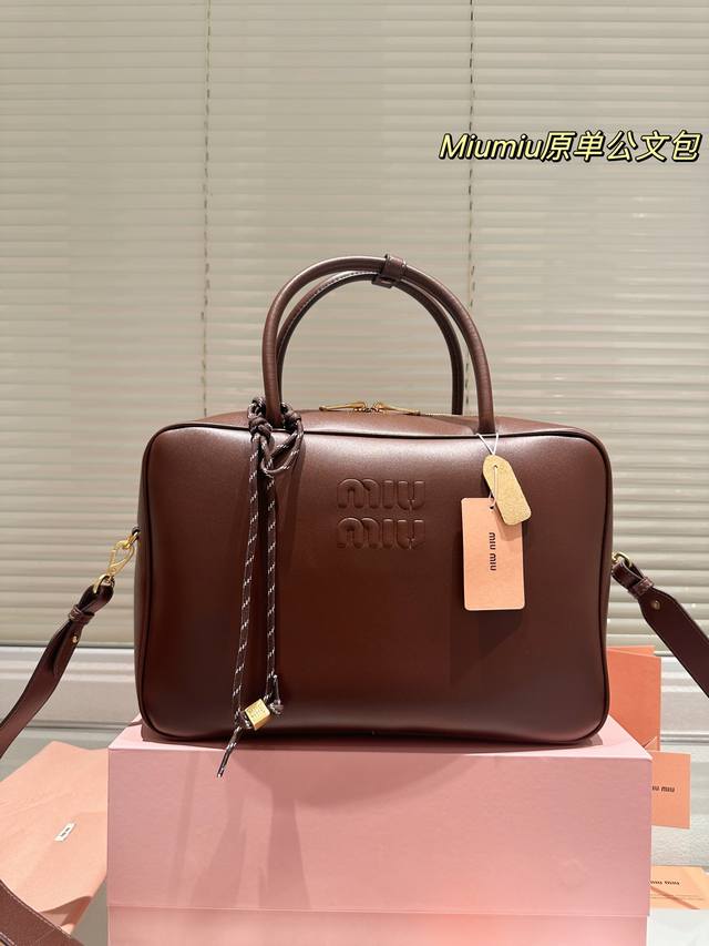 配挂件 原单配礼盒 Size:35Cm Miumiu保龄球 公文包 包包甜度刚好! 很难不爱啊啊! 可手拎也可斜挎 气场超强大 容量足足的~~ 出场就是mium 配挂件 原单配礼盒 Size:35Cm Miumiu保龄球 公文包 包包甜度刚好! 很难不爱啊啊! 可手拎也可斜挎 气场超强大 容量足足的~~ 出场就是mium