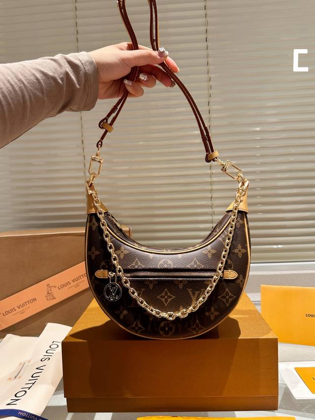 飞机盒尺寸23.12 Lv月亮包loop 原单高品 经典系列 时尚百搭 独特的艺术气息 颜值高 日常出街首选 飞机盒尺寸23.12 Lv月亮包loop 原单高品 经典系列 时尚百搭 独特的艺术气息 颜值高 日常出街首选