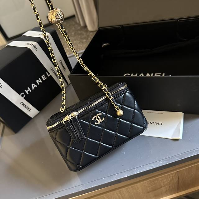 折叠礼盒官网飞机盒” Chanel 小金球 调节扣 做到全球断货就是它，Chanel金球盒子包没错了，又是香奈儿因为太火爆，都卖光光了小巧的包型和可爱的小金球哪