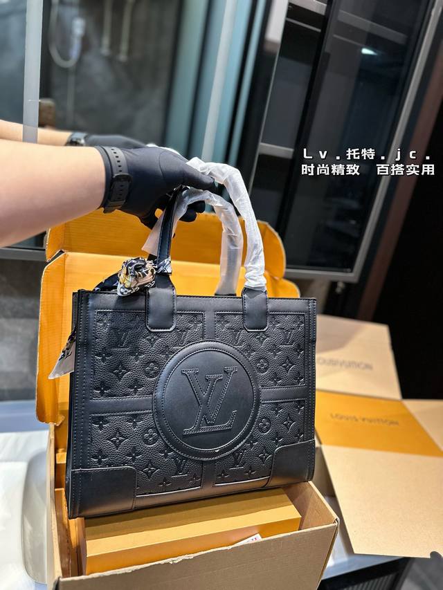 Lv 款 托特 真的很简单 越看越好看 容量非常感人 轻松装纳日常随身物品 这只包真的要安利大家 简直是搭配神器 尺寸：34 27