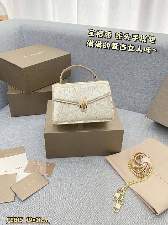 配折叠盒 Size:19×11 Bvlgari宝格丽 蛇头手提包 细节处理的精致程度令人惊叹。 立刻感受到了它的优雅和卓越。 线条流畅且美观,让人爱不释手。 配折叠盒 Size:19×11 Bvlgari宝格丽 蛇头手提包 细节处理的精致程度令人惊叹。 立刻感受到了它的优雅和卓越。 线条流畅且美观,让人爱不释手。