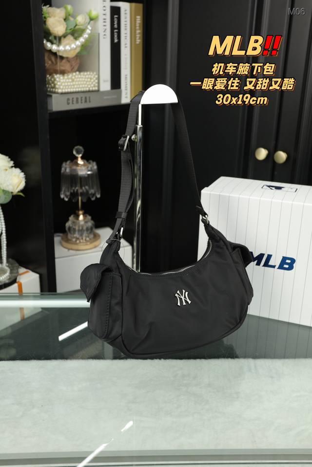 配盒 Mlb 机车腋下包 又甜又酷 一整个爱住 百搭时尚 颜值超高 是每个潮酷女孩必入单品 尺寸30.19 配盒 Mlb 机车腋下包 又甜又酷 一整个爱住 百搭时尚 颜值超高 是每个潮酷女孩必入单品 尺寸30.19