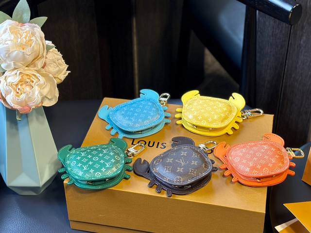 礼盒包装 全网超火的“小螃蟹”包挂他来咯 路易威登挂件系列一直都算数他家入门级别 Lv就在这前段时间推出了以品牌经典加上海边工动物为原型的包挂饰品。 已经推出就 礼盒包装 全网超火的“小螃蟹”包挂他来咯 路易威登挂件系列一直都算数他家入门级别 Lv就在这前段时间推出了以品牌经典加上海边工动物为原型的包挂饰品。 已经推出就