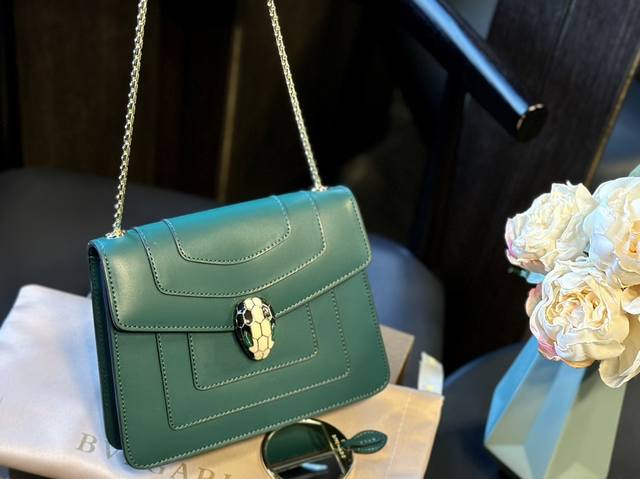 原单纯皮 配送小镜子+折叠礼盒+配全套证书 宝格丽小号珐琅链条 官网最新 Bvlgari 经典系列 全牛皮制作 Serpenti In Love系列 释放出炙热 原单纯皮 配送小镜子+折叠礼盒+配全套证书 宝格丽小号珐琅链条 官网最新 Bvlgari 经典系列 全牛皮制作 Serpenti In Love系列 释放出炙热