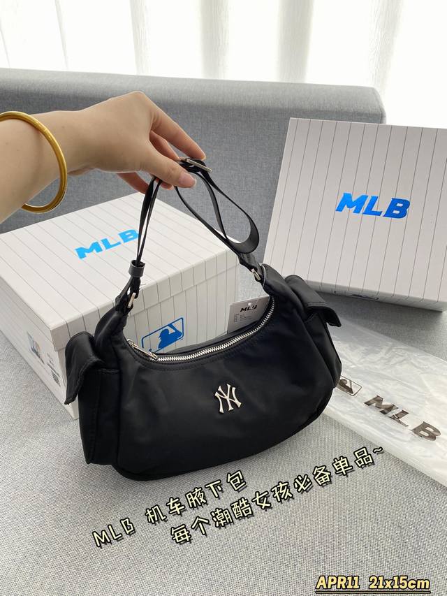 配盒 Size:21×15 Mlb 机车腋下包 又甜又酷 一整个爱住 百搭时尚 颜值超高 是每个潮酷女孩必入单品 配盒 Size:21×15 Mlb 机车腋下包 又甜又酷 一整个爱住 百搭时尚 颜值超高 是每个潮酷女孩必入单品