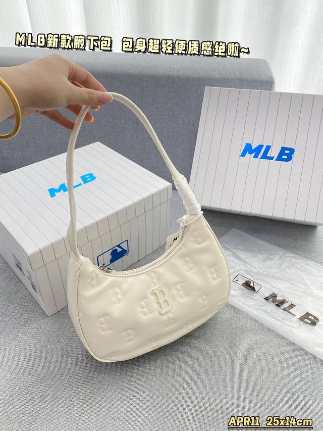 配盒 Size:25×14 Mlb 新款腋下包 颜色特别适合夏天!很轻便,经典刺绣标的走线很整齐旦密实 做工也挺不错,容量还可以,逛街足够用 质感绝了,背上超级 配盒 Size:25×14 Mlb 新款腋下包 颜色特别适合夏天!很轻便,经典刺绣标的走线很整齐旦密实 做工也挺不错,容量还可以,逛街足够用 质感绝了,背上超级